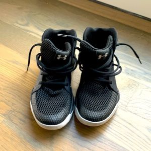 Like new boys Under Armour high top basketball shoes Size 4.5